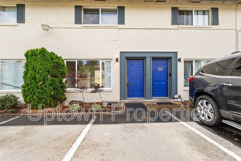 Renovated 2 bed 1 bath Townhome w/ Private Yard - Wood Floors + Laundry Onsite + $1000 rent credit property image