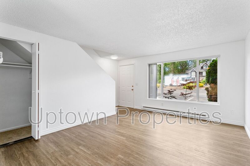Renovated 2 bed 1 bath Townhome w/ Private Yard - Wood Floors + Laundry Onsite + $1000 rent credit property image