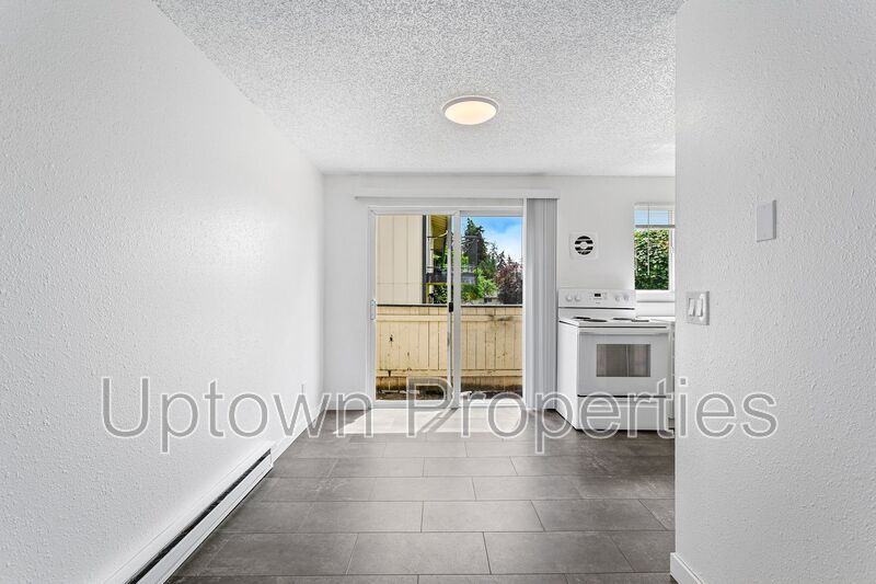 Renovated 2 bed 1 bath Townhome w/ Private Yard - Wood Floors + Laundry Onsite + $1000 rent credit property image