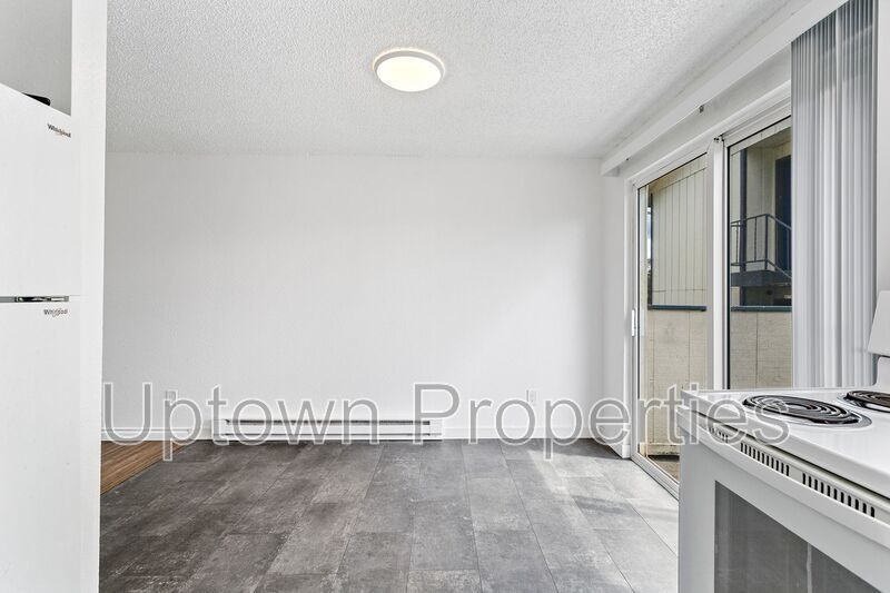 Renovated 2 bed 1 bath Townhome w/ Private Yard - Wood Floors + Laundry Onsite + $1000 rent credit property image