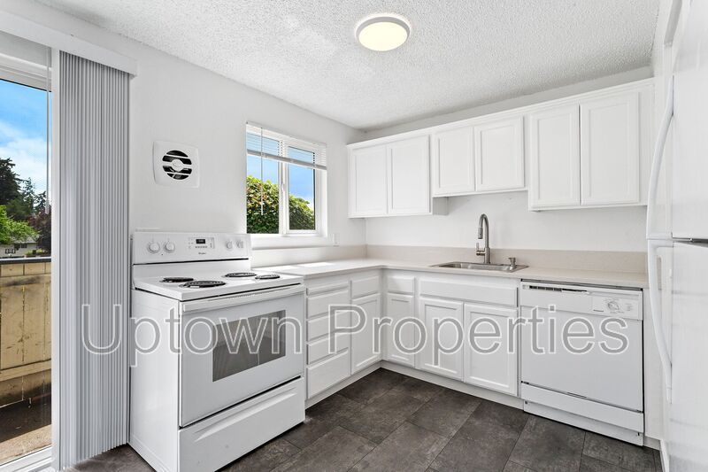Renovated 2 bed 1 bath Townhome w/ Private Yard - Wood Floors + Laundry Onsite + $1000 rent credit property image