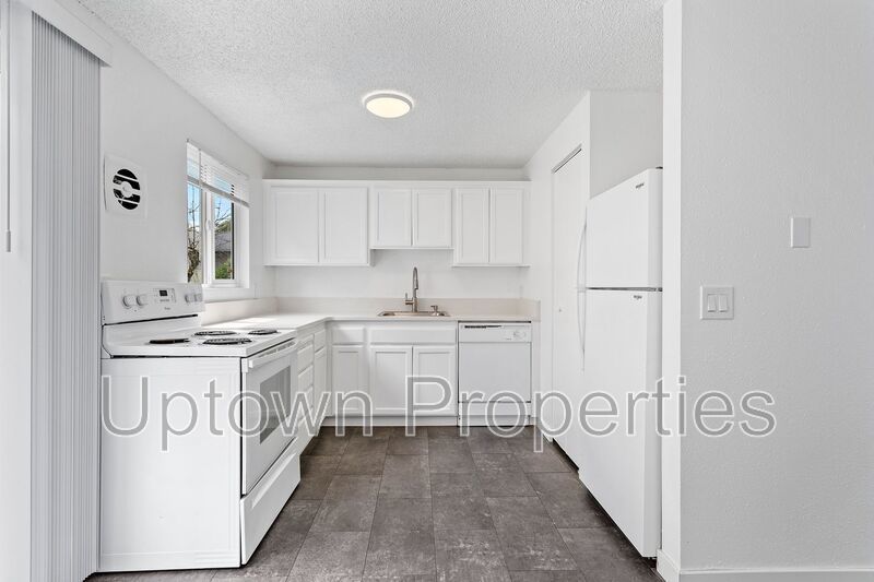Renovated 2 bed 1 bath Townhome w/ Private Yard - Wood Floors + Laundry Onsite + $1000 rent credit property image