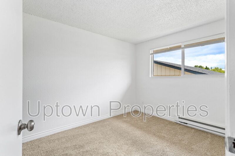Renovated 2 bed 1 bath Townhome w/ Private Yard - Wood Floors + Laundry Onsite + $1000 rent credit property image