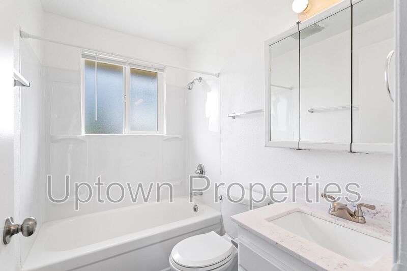 Renovated 2 bed 1 bath Townhome w/ Private Yard - Wood Floors + Laundry Onsite + $1000 rent credit property image