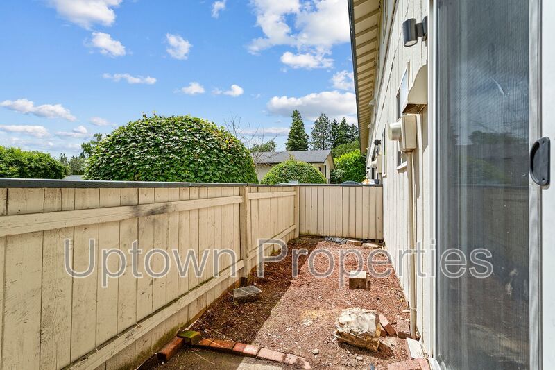 Renovated 2 bed 1 bath Townhome w/ Private Yard - Wood Floors + Laundry Onsite + $1000 rent credit property image