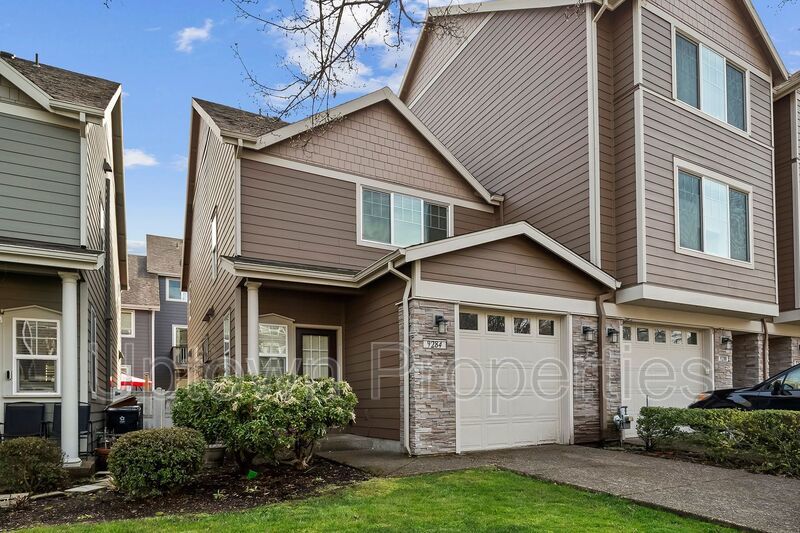 Tualatin Beauty 3 Bed/3bath Townhome + 1 Car Garage + W/D + Fenced Patio/Yard! property image