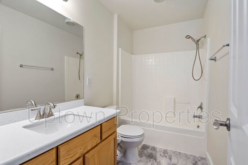 Tualatin Beauty 3 Bed/3bath Townhome + 1 Car Garage + W/D + Fenced Patio/Yard! property image