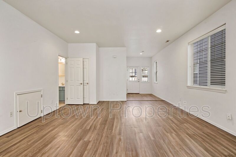 Tualatin Beauty 3 Bed/3bath Townhome + 1 Car Garage + W/D + Fenced Patio/Yard! property image