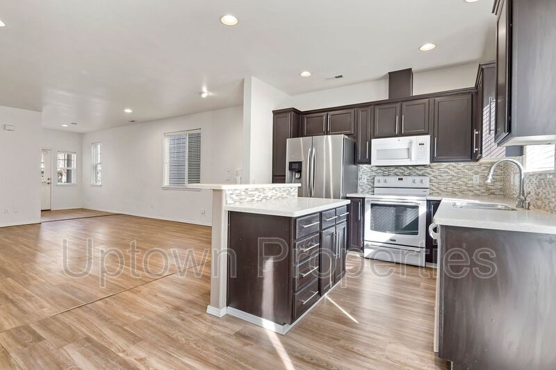 Tualatin Beauty 3 Bed/3bath Townhome + 1 Car Garage + W/D + Fenced Patio/Yard! property image