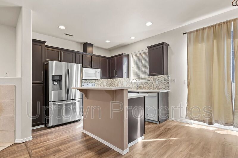 Tualatin Beauty 3 Bed/3bath Townhome + 1 Car Garage + W/D + Fenced Patio/Yard! property image