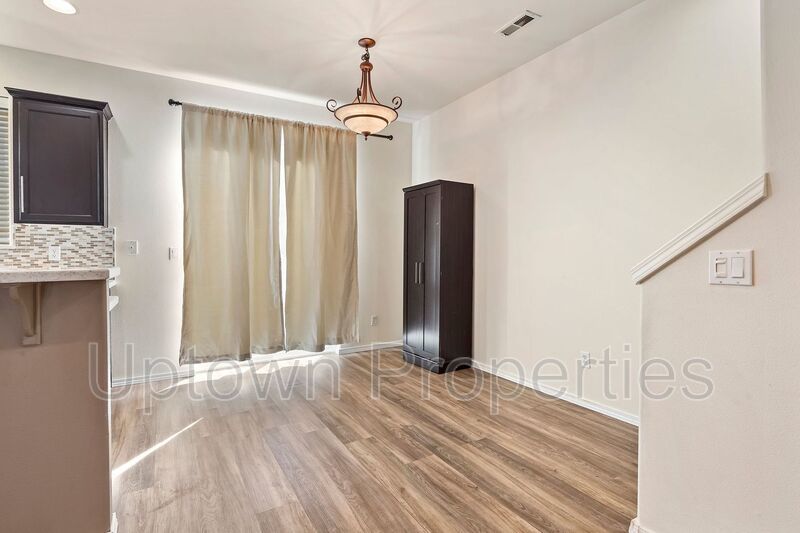 Tualatin Beauty 3 Bed/3bath Townhome + 1 Car Garage + W/D + Fenced Patio/Yard! property image