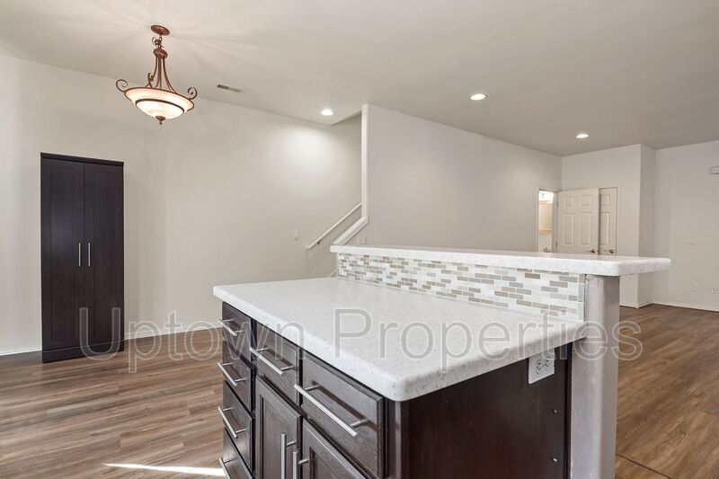Tualatin Beauty 3 Bed/3bath Townhome + 1 Car Garage + W/D + Fenced Patio/Yard! property image