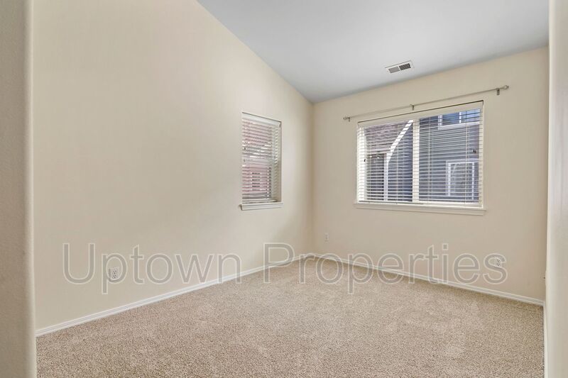 Tualatin Beauty 3 Bed/3bath Townhome + 1 Car Garage + W/D + Fenced Patio/Yard! property image