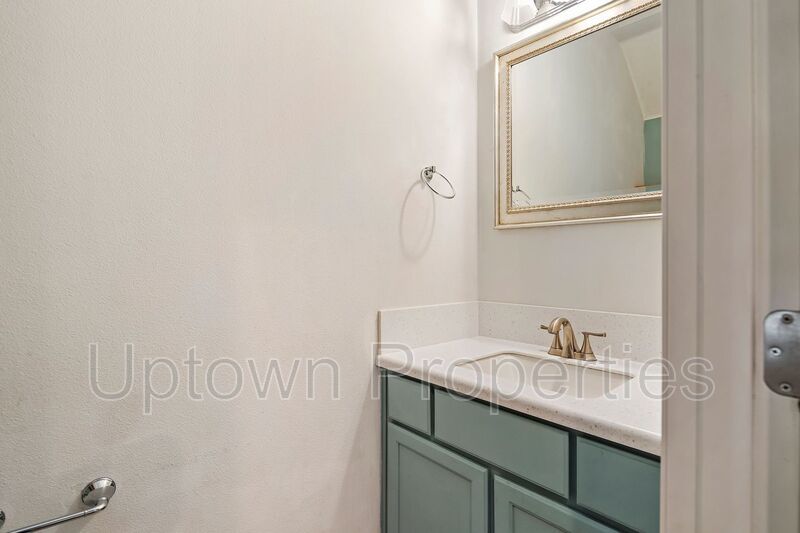 Tualatin Beauty 3 Bed/3bath Townhome + 1 Car Garage + W/D + Fenced Patio/Yard! property image