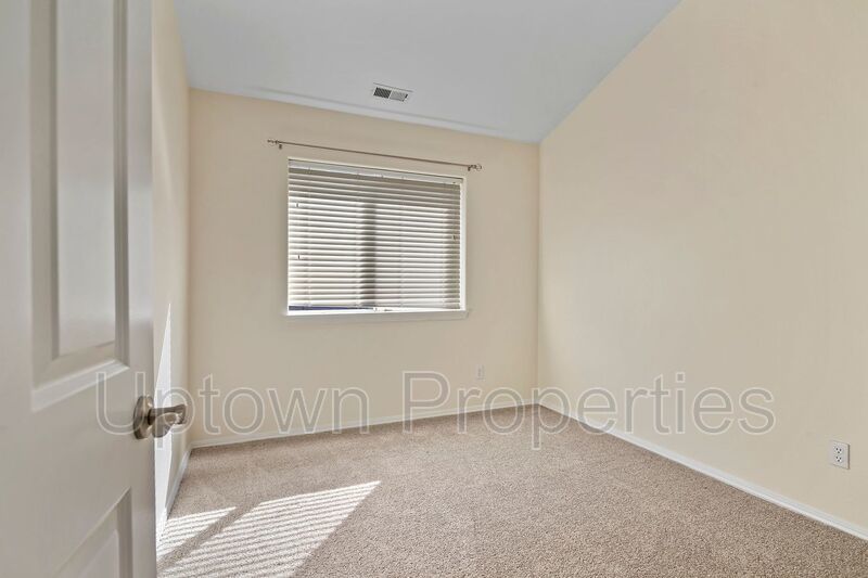 Tualatin Beauty 3 Bed/3bath Townhome + 1 Car Garage + W/D + Fenced Patio/Yard! property image