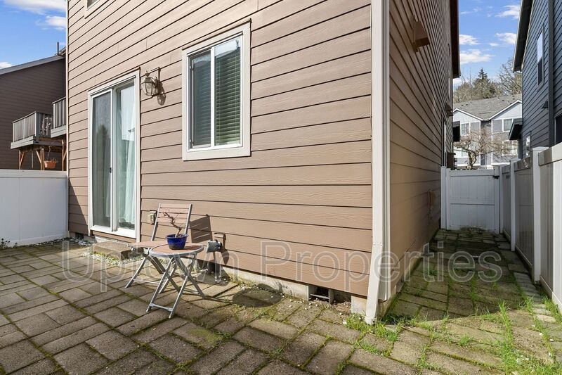 Tualatin Beauty 3 Bed/3bath Townhome + 1 Car Garage + W/D + Fenced Patio/Yard! property image