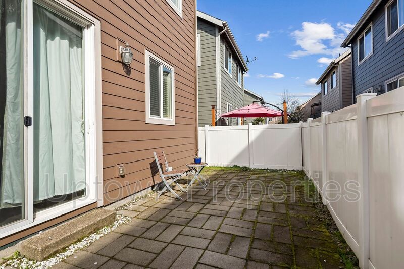 Tualatin Beauty 3 Bed/3bath Townhome + 1 Car Garage + W/D + Fenced Patio/Yard! property image