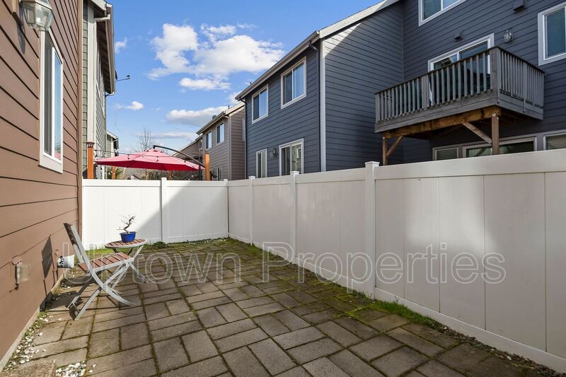 Tualatin Beauty 3 Bed/3bath Townhome + 1 Car Garage + W/D + Fenced Patio/Yard! property image