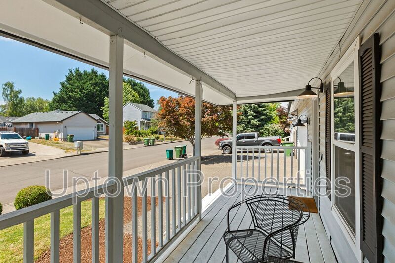 3BD 2.5BA Single Family Home with Newly Renovated Bathrooms + AC + Yard + W/D property image
