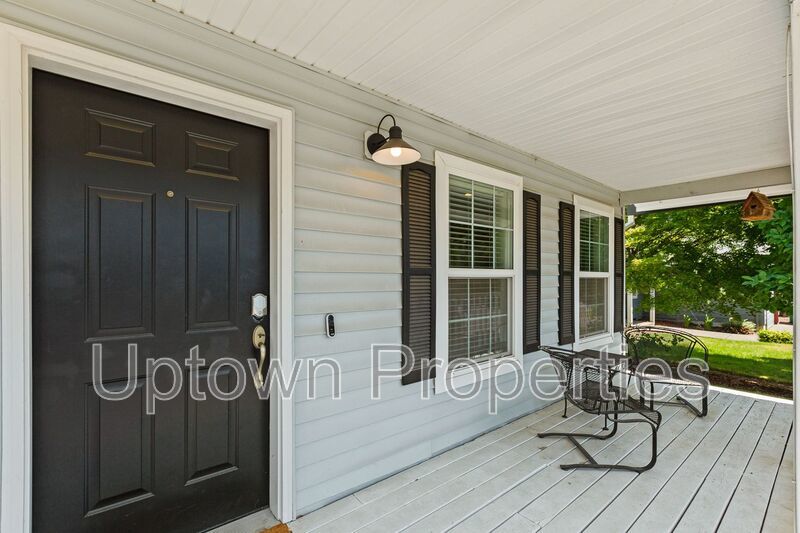 3BD 2.5BA Single Family Home with Newly Renovated Bathrooms + AC + Yard + W/D property image