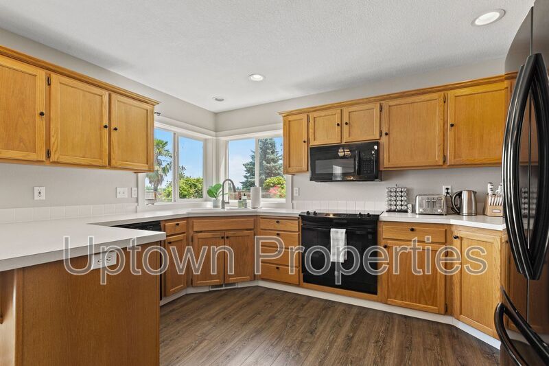 3BD 2.5BA Single Family Home with Newly Renovated Bathrooms + AC + Yard + W/D property image