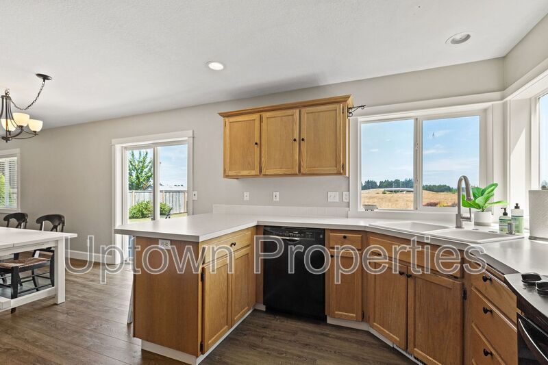 3BD 2.5BA Single Family Home with Newly Renovated Bathrooms + AC + Yard + W/D property image