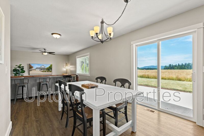 3BD 2.5BA Single Family Home with Newly Renovated Bathrooms + AC + Yard + W/D property image