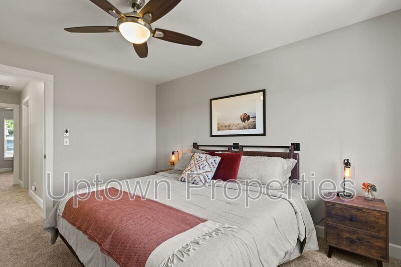 3BD 2.5BA Single Family Home with Newly Renovated Bathrooms + AC + Yard + W/D property image