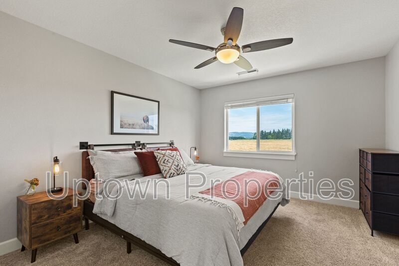 3BD 2.5BA Single Family Home with Newly Renovated Bathrooms + AC + Yard + W/D property image