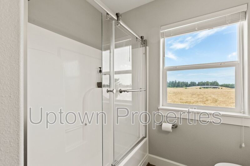 3BD 2.5BA Single Family Home with Newly Renovated Bathrooms + AC + Yard + W/D property image