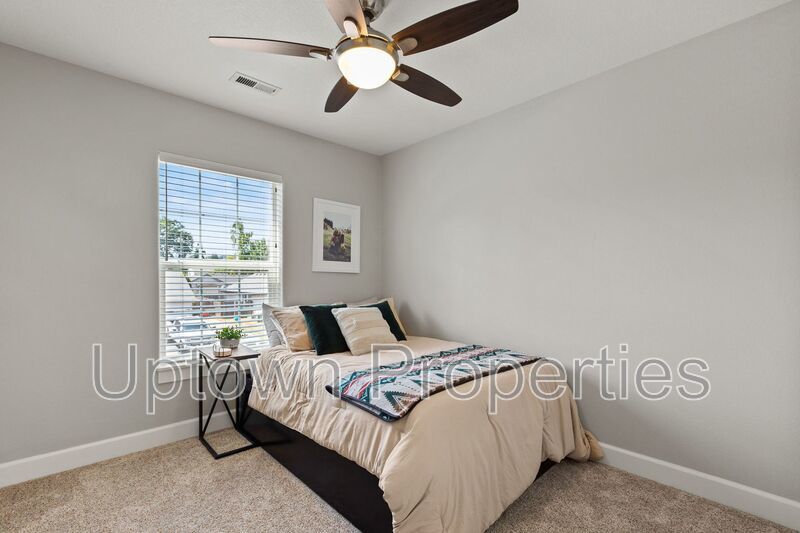 3BD 2.5BA Single Family Home with Newly Renovated Bathrooms + AC + Yard + W/D property image