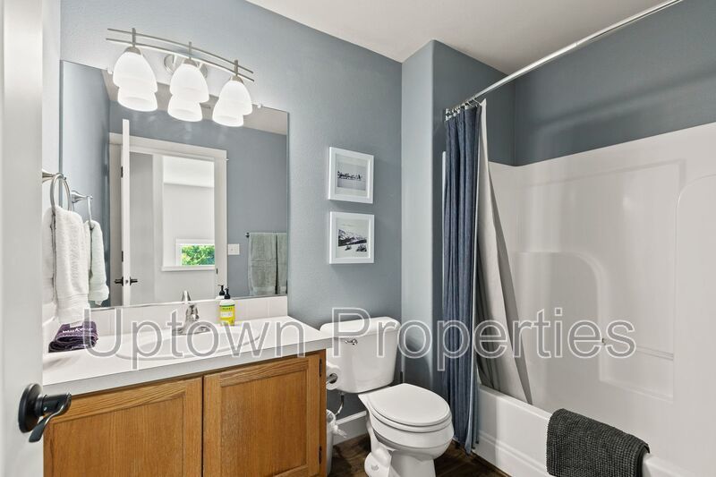 3BD 2.5BA Single Family Home with Newly Renovated Bathrooms + AC + Yard + W/D property image
