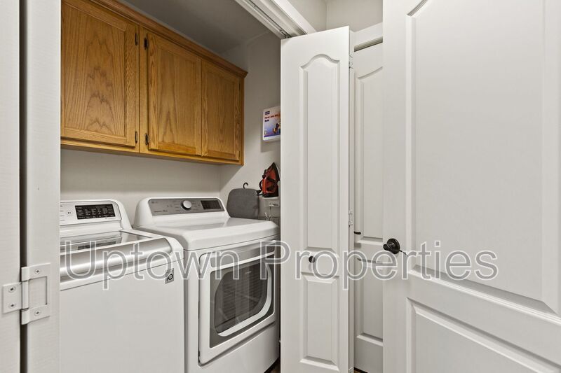 3BD 2.5BA Single Family Home with Newly Renovated Bathrooms + AC + Yard + W/D property image