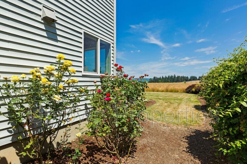 3BD 2.5BA Single Family Home with Newly Renovated Bathrooms + AC + Yard + W/D property image