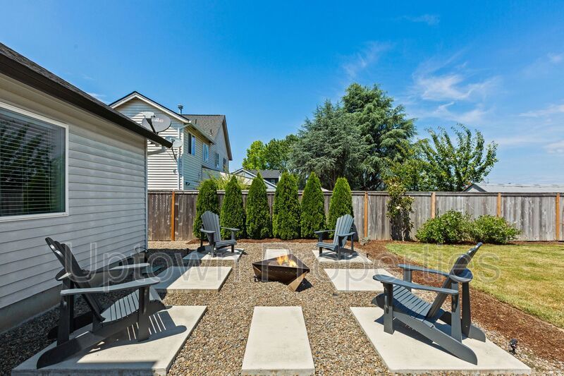 3BD 2.5BA Single Family Home with Newly Renovated Bathrooms + AC + Yard + W/D property image