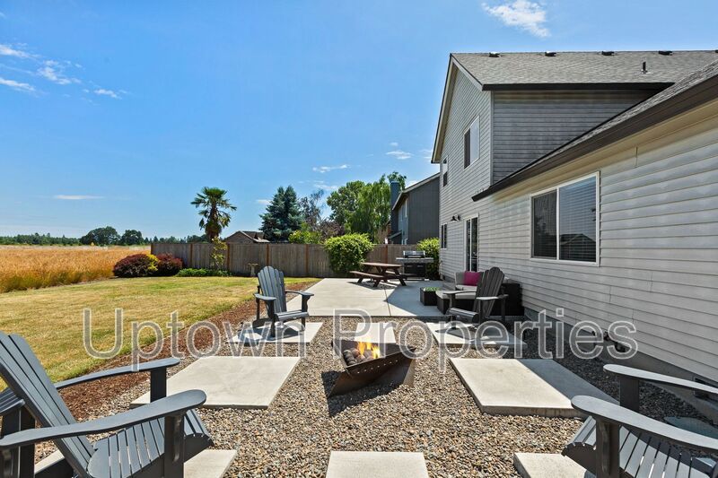 3BD 2.5BA Single Family Home with Newly Renovated Bathrooms + AC + Yard + W/D property image