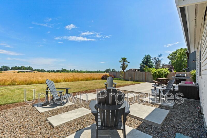 3BD 2.5BA Single Family Home with Newly Renovated Bathrooms + AC + Yard + W/D property image