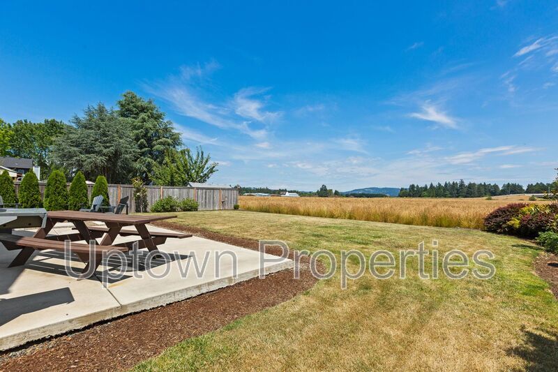 3BD 2.5BA Single Family Home with Newly Renovated Bathrooms + AC + Yard + W/D property image