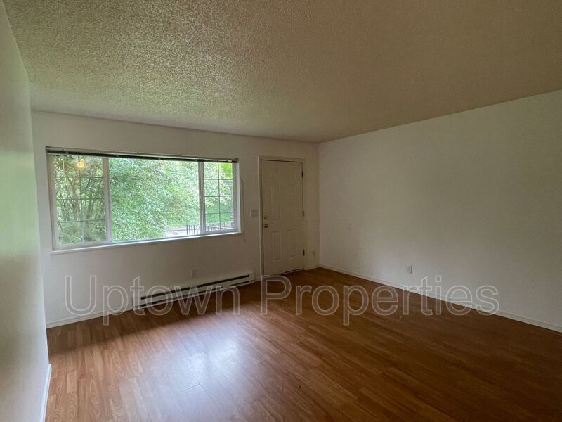 Hillsdale Top Floor Corner Unit 2 Bed 1 Bath + Assigned Parking property image