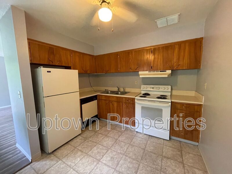 Hillsdale Top Floor Corner Unit 2 Bed 1 Bath + Assigned Parking property image