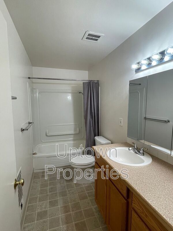 Hillsdale Top Floor Corner Unit 2 Bed 1 Bath + Assigned Parking property image