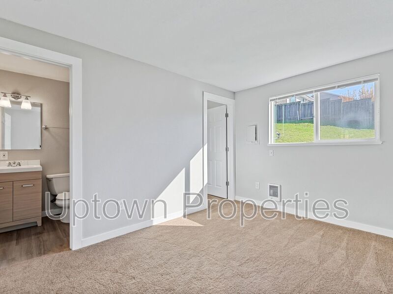 Renovated 1BD/1BTH + Parking + Dishwasher Included! property image