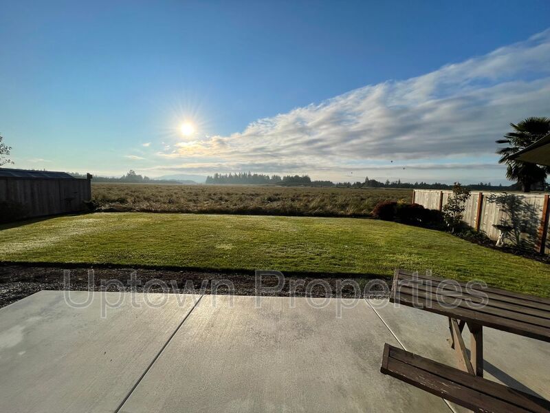 3BD 2.5BA Single Family Home with Newly Renovated Bathrooms + AC + Yard + W/D property image