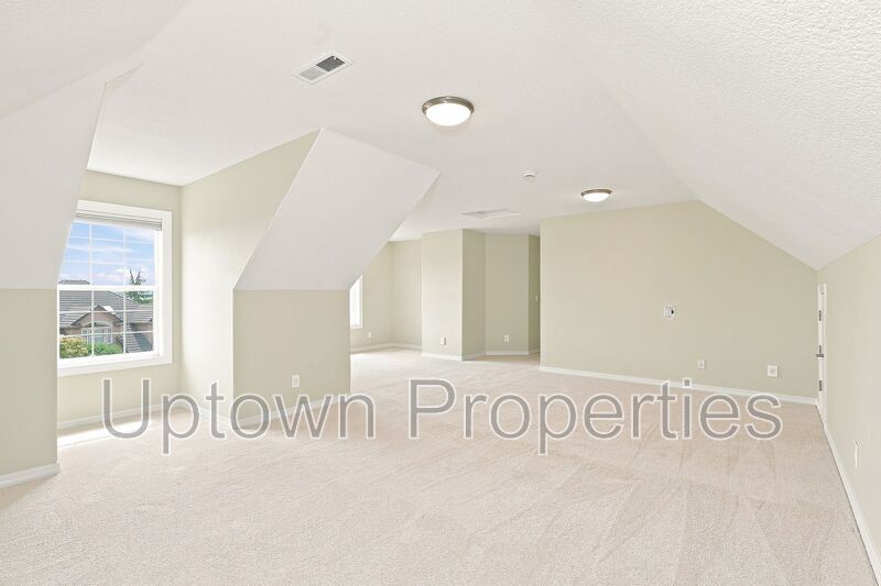 Bull Mountain Luxury! 4BD/2.5BTH + Office w/Sweeping Vista Views! 1 Car Garage + 3 Driveway Parking Spots + W/D Included + Fenced Yard + Pets Welcome!! property image
