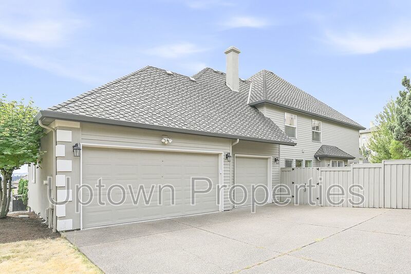 Bull Mountain Luxury! 4BD/2.5BTH + Office w/Sweeping Vista Views! 1 Car Garage + 3 Driveway Parking Spots + W/D Included + Fenced Yard + Pets Welcome!! property image
