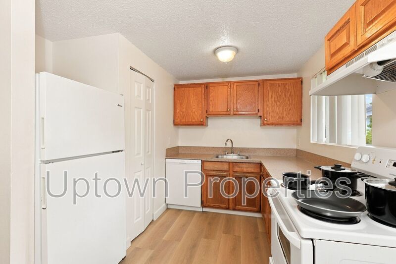 FURNISHED 3 bed 1 bath + Short Term Options Available + Laundry Onsite property image