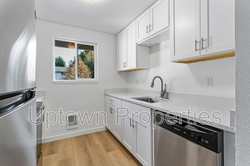 HUGE FENCED YARD! Renovated Ground Floor 2-bed/1-bath + Washer/Dryer Included ! property image