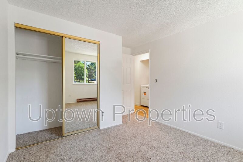 HUGE FENCED YARD! Renovated Ground Floor 2-bed/1-bath + Washer/Dryer Included ! property image