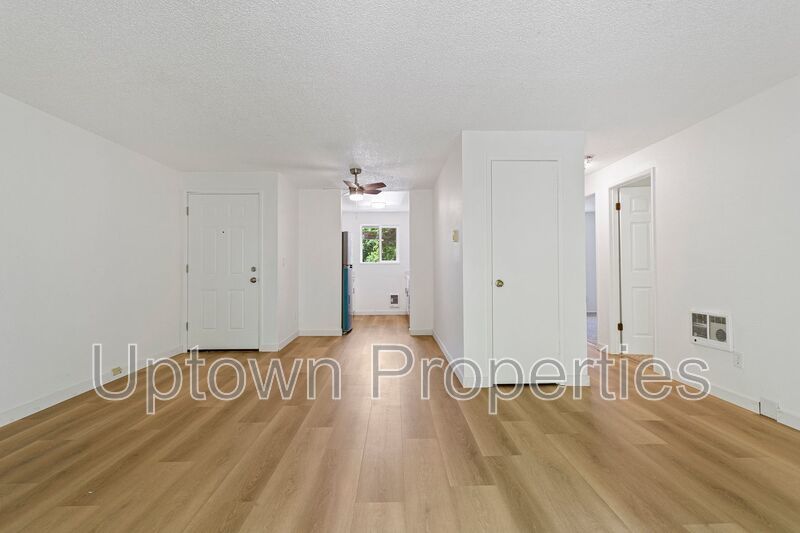 HUGE FENCED YARD! Renovated Ground Floor 2-bed/1-bath + Washer/Dryer Included ! property image