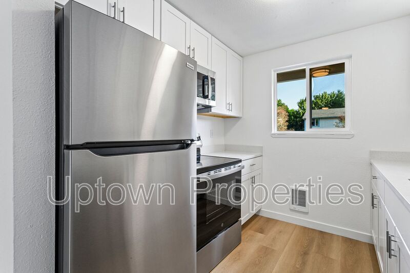 HUGE FENCED YARD! Renovated Ground Floor 2-bed/1-bath + Washer/Dryer Included ! property image